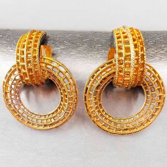 Elegant Chanel Gold Plated Hoop Earrings 1970-1980 - Picture 1 of 5